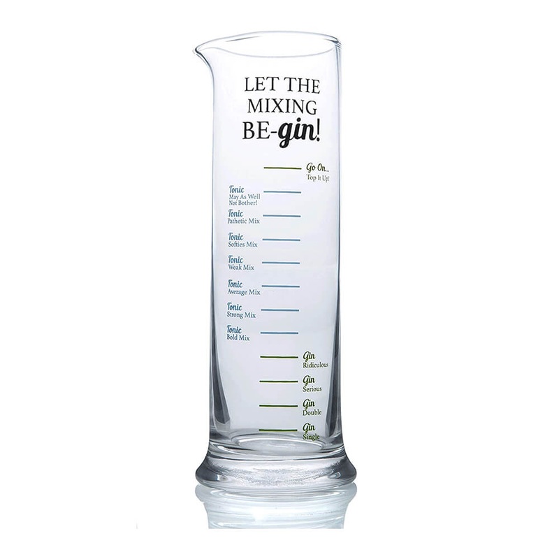 Laissez le mlange tre un verre de mesure du gin
